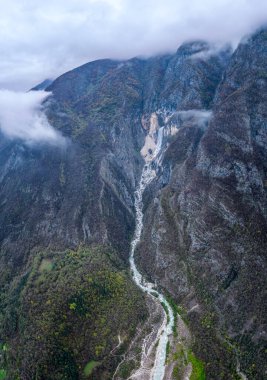 Boka Şelalesi 'nin (Boka Şelalesi) Bovec Slovenya yakınlarındaki Soca Nehri' ndeki inanılmaz klibi