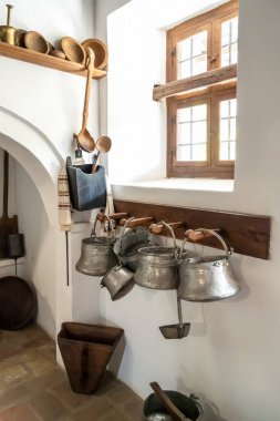 Bulgar Rönesans geleneksel ev iç mimarisi geleneksel yemek ve çatal bıçaklarla. Antik metal konteynırlar ve ahşap askılarda asılı ahşap kaplar..
