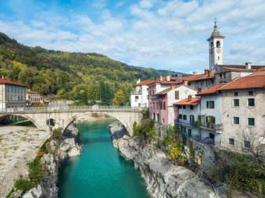 Slovenya 'daki Soca Nehri' nin güzel taş kemer köprüsü ve eski binaları olan Soca (Kanal ob Soci) köyündeki Kanal manzarası.