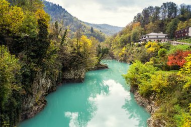 Soca Köprüsü köyü (Most na Soci) yakınlarındaki Soca Nehri kıyıları çevresindeki resim gibi sonbahar manzarası 