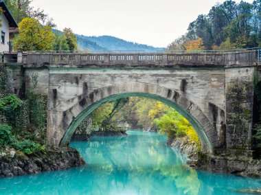 Soca Köprüsü köyü (Most na Soci) yakınlarındaki Soca Nehri kıyıları etrafındaki taş kemer köprüsü, batı Slovenya 