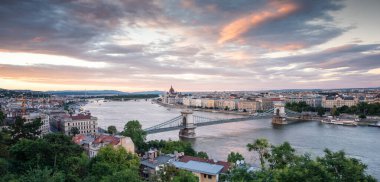 Budapeşte Macaristan Parlamentosu'nun yukarıda şaşırtıcı günbatımı