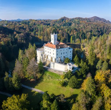 Hırvatistan 'ın kuzeyindeki Zagorje kentindeki görkemli eski şato ve Trakoscan Gölü' nün muhteşem sonbahar manzarası