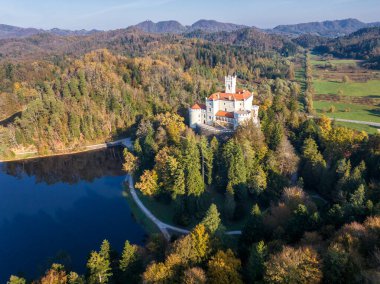 Hırvatistan 'ın kuzeyindeki Zagorje kentindeki görkemli eski şato ve Trakoscan Gölü' nün muhteşem sonbahar manzarası