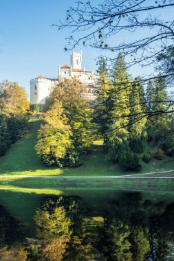 Hırvatistan 'ın kuzeyindeki Zagorje kentindeki görkemli eski şato ve Trakoscan Gölü' nün muhteşem sonbahar manzarası