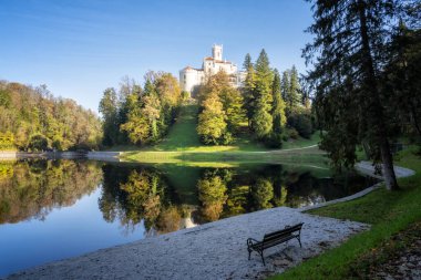 Hırvatistan 'ın kuzeyindeki Zagorje kentindeki görkemli eski şato ve Trakoscan Gölü' nün muhteşem sonbahar manzarası