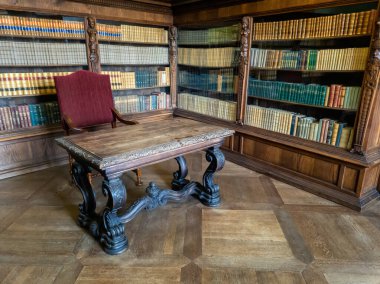 Trakoscan, Hırvatistan - 21 Ekim 2024: Trakoscan Kalesi 'nin güzel antik iç mekanının ayrıntıları.