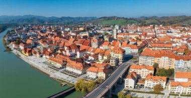Maribor 'un köprüleri ve Slovenya' daki Drava nehri boyunca uzanan güzel kırmızı çatılı evleri ile muhteşem bir hava manzarası.