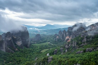 Yunanistan 'ın Kastraki kenti yakınlarındaki Meteora Vadisi' nde Varlaam Manastırı, Büyük Meteoron Manastırı ve St. Nikolaos Manastırı ile muhteşem panoramik manzara
