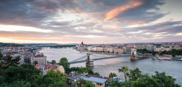 Budapeşte Macaristan Parlamentosu'nun yukarıda şaşırtıcı günbatımı