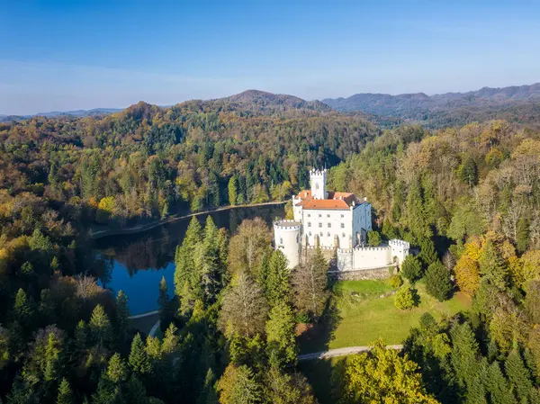 Hırvatistan 'ın kuzeyindeki Zagorje kentindeki görkemli eski şato ve Trakoscan Gölü' nün muhteşem sonbahar manzarası