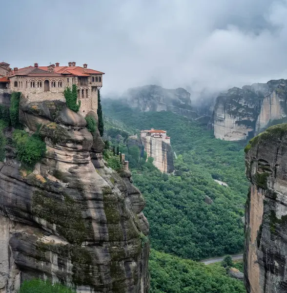 Yunanistan 'ın Kastraki kenti yakınlarındaki Meteora Vadisi' ndeki görkemli Varlaam Manastırı ile muhteşem bir panoramik manzara.