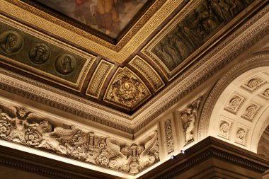 Muazzam. Arkaplan, resmin parlaklığını vurguluyor ve sanat eserlerine dikkat çekiyor. Minimum ışık yansımaları görülebilir olup, koruyucu camlara veya müzenin ortam aydınlatmasına işaret eder..