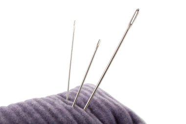 Beyaz zemin üzerinde izole iğneler ve iğne kutusu