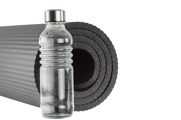 Йога Килимок Пляшкою Води Ізольовано Білому Тлі Концепція Здорового Способу — стокове фото