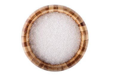 Beyaz zemin üzerinde beyaz şeker izole ahşap kase