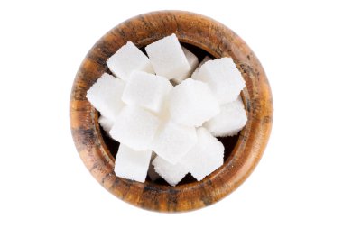 Beyaz zemin üzerinde beyaz şeker küpleri olan ahşap bir kase.