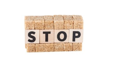 Esmer şeker küpleri ve ifade duruşu beyaz arkaplanda izole