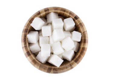Beyaz zemin üzerinde beyaz şeker küpleri olan ahşap bir kase.