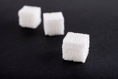  Siyah arkaplanda beyaz şeker küpleri