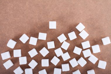 Kahverengi arkaplanda beyaz şeker küpleri