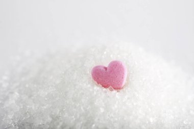 Beyaz arkaplanda beyaz kristal şeker