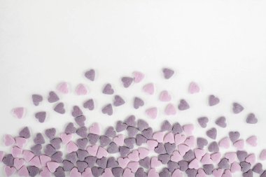 Beyaz arka plan üzerinde renkli şeker şeker