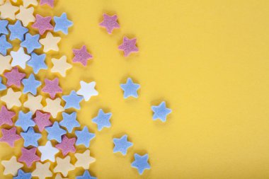 Sarı sırtüstü renkli şeker serpintileri