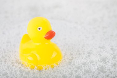 Suda yüzen sarı lastik ördek oyuncak