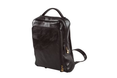 Beyaz arkaplanda siyah deri bir sırt çantası var.