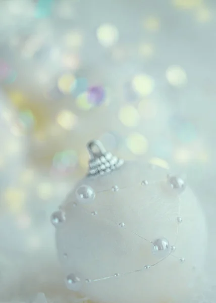 Vánoční Bílý Míč Perlami Bílém Sněhu Rozmazané Pozadí Krásným Zadkem — Stock fotografie