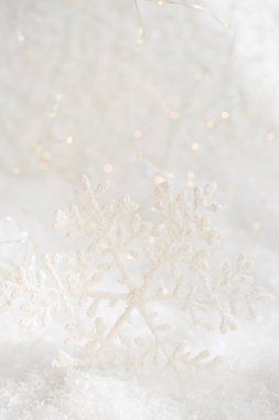Beyaz kar üzerinde Noel kar taneleri. Bulanık bir arka plan ve güzel bir bokeh. Yüzeyin derinliği. Uzayı kopyala Havadar bir atmosfer. Yumuşak odak. 
