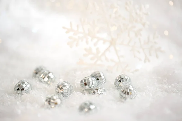 Flocon Neige Noël Petites Boules Miroirs Sur Une Neige Blanche — Photo
