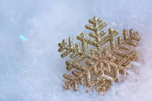 Zbliżenie Christmas Złoty Płatek Śniegu Niebieskim Śniegu Zamazane Tło Pięknym — Zdjęcie stockowe