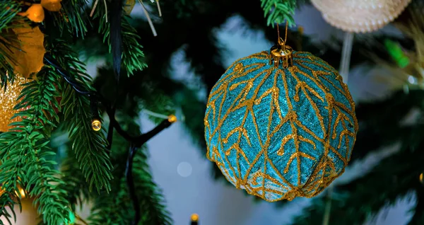 Weihnachtskugel Mit Funkeln Auf Einem Ast Eines Weihnachtsbaums Und Einem — Stockfoto