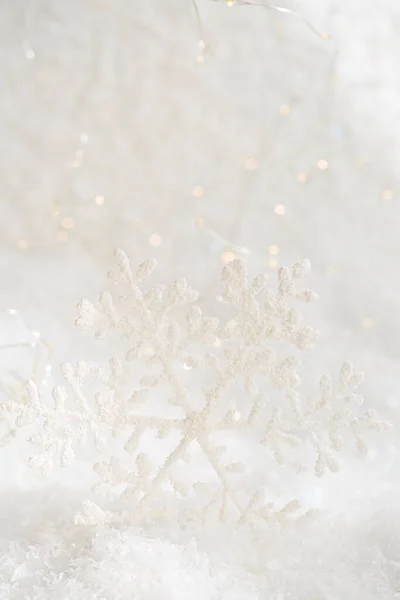 Різдвяний Білий Сніжинка Білому Снігу Розмитий Фон Красивим Боке Невелика Стокове Фото