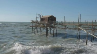 Klasik bir trabucco, İtalyan Adriyatik kıyısında bir balıkçı kulübesi. Yüksek kalite 4k görüntü