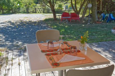 Bahçe avlusunda iki kişilik romantik bir masa hazırla. Yüksek kalite fotoğraf