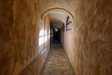 Manastırın koridorunda pencerelerden duvarlara ışık yansıtılıyor. Yüksek kalite fotoğraf