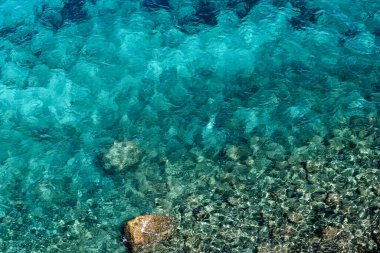 Atlantik Okyanusu 'nun sahildeki granit kayalara çarpmasının gerçek görüntüsü. Yüksek kalite fotoğraf