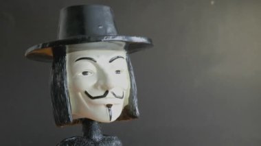 Elin aptal bir bebeğin kafasını sallıyor. Yüksek kalite 4k görüntü