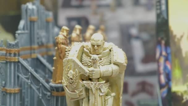 Italy February 2021 Статуя Бога Воїна Warhammer 40K Board Diorama — стокове відео
