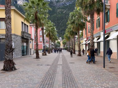Riva del Garda, İtalya - 24 Nisan 2022: şehir merkezinden göle kadar ana yaya sokağı. Yüksek kalite fotoğraf
