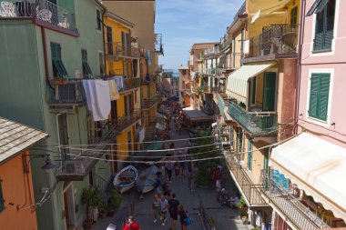 Manarola, İtalya - 5 sep 2022: Tipik Ligurian renkli evleri ve yürüyen turistler. Yüksek kalite fotoğraf