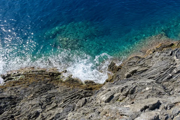 Top View Turquoise Sea Black Granite Cliff High Quality Photo — Stock fotografie