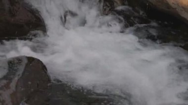 Taşların ortasındaki Alp Pınarı 'nın şelalesi. Yüksek kalite fotoğraf