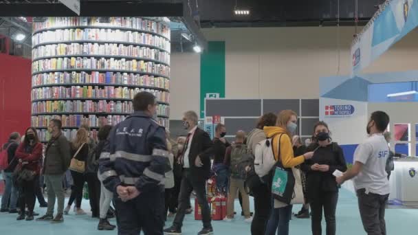 International Book Fair Turijn Italië Oktober 2021 Bezoekers Wandelen Door — Stockvideo