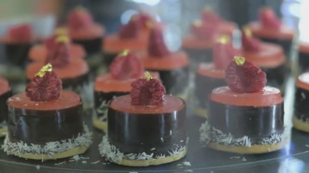 法式高级甜点展览 覆盆子李子 高质量的4K镜头 — 图库视频影像