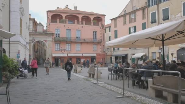 Finale Ligure イタリア Jan 2023 歴史地区Finalborgoの広場の観光客 高品質4K映像 — ストック動画