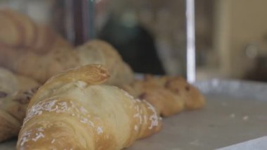 İtalyan barında bir tepsi croassant geleneksel kapuçinoyla servis edilmeye hazır. Yüksek kalite 4k görüntü